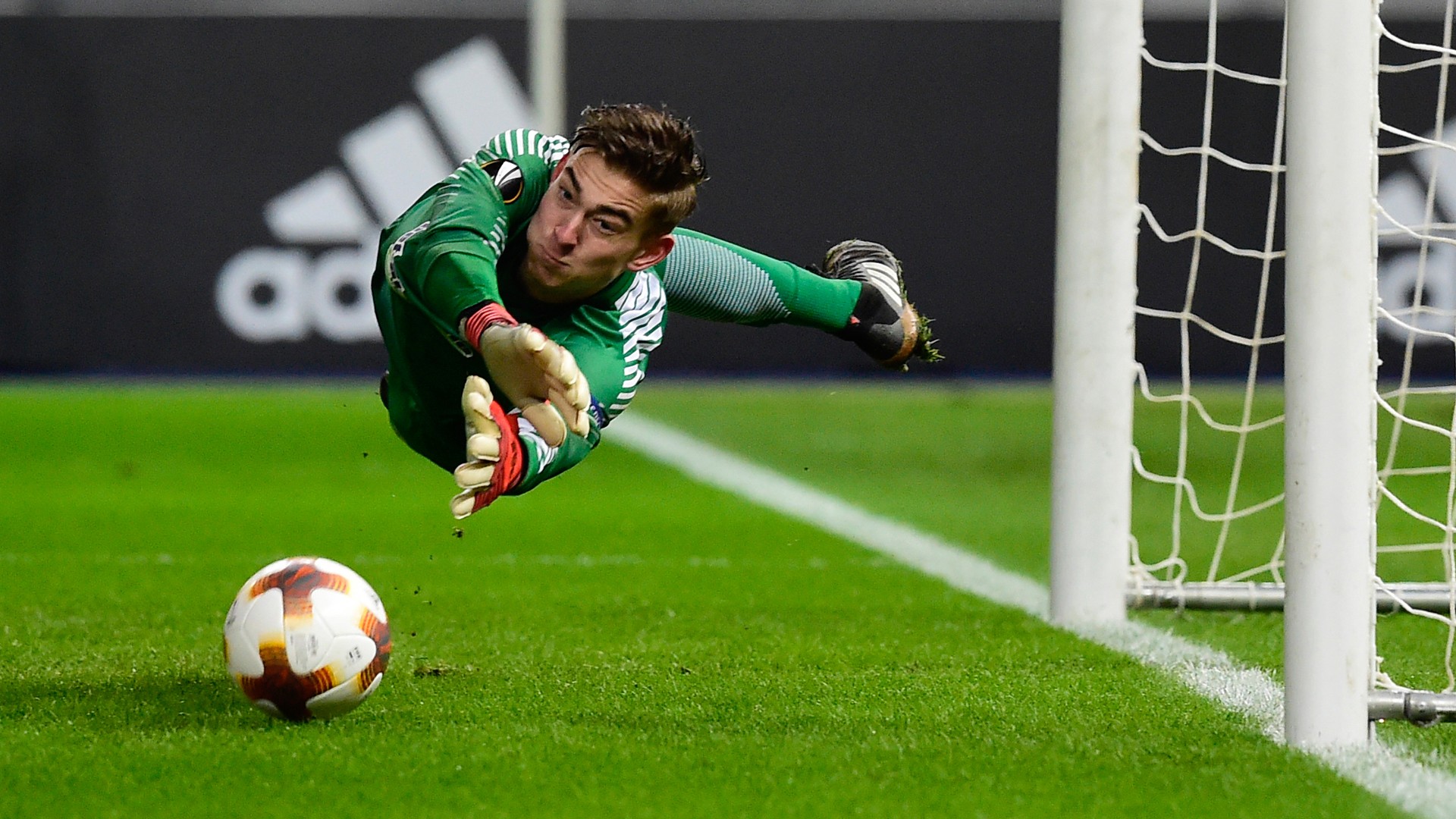 扑救低平球时一个需要特别注意的细节