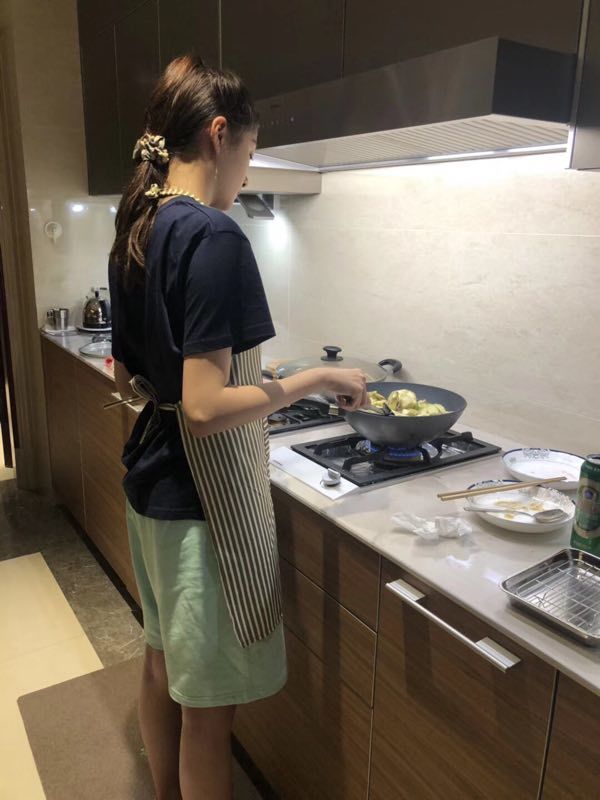 关晓彤深夜顶素颜亲自下厨,穿抢眼绿短裤绑围裙变身俏丽小厨娘