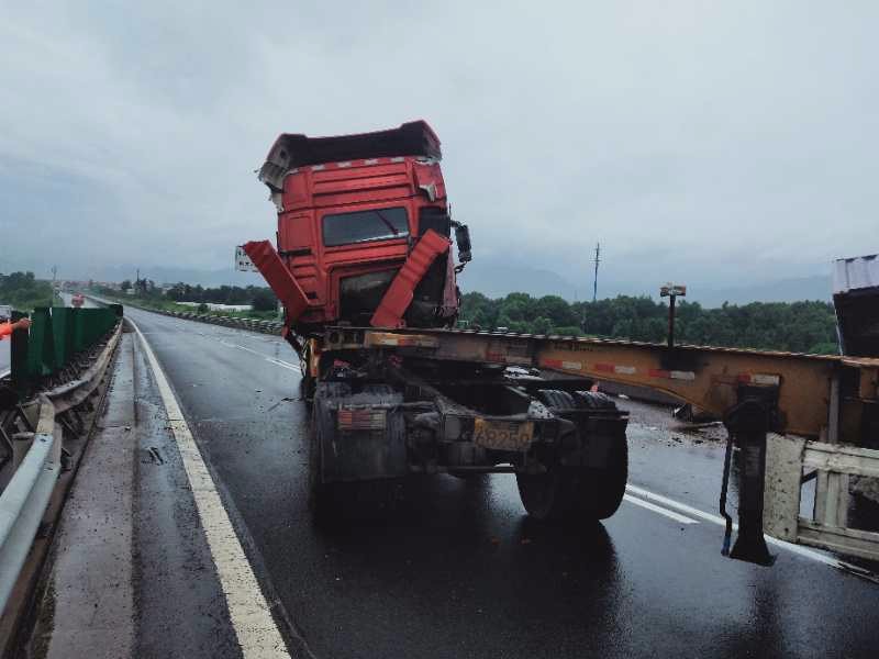 台风来袭 高速上翻了两个集装箱