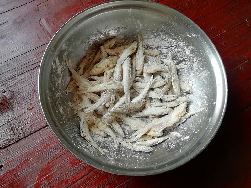 小白鱼这样做最好了,一口一个,吃着香,5块钱就能