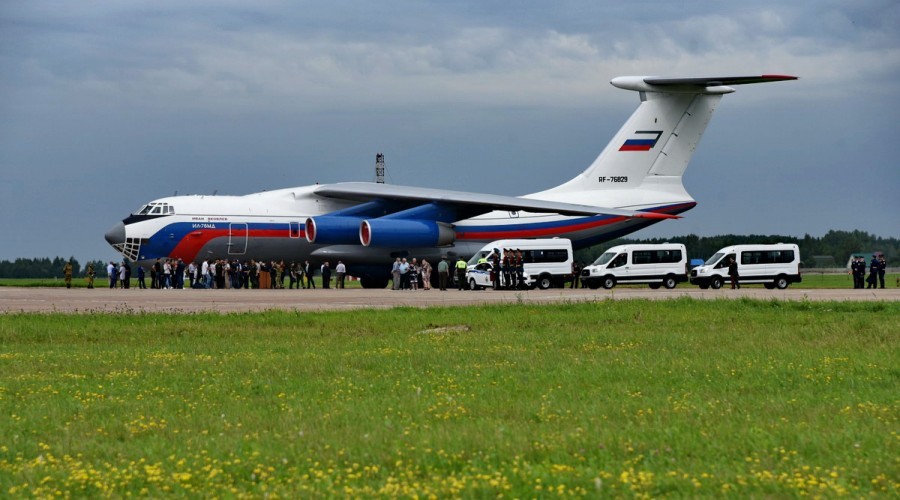 国旗涂装的俄罗斯空天军伊尔-76md军用运输机