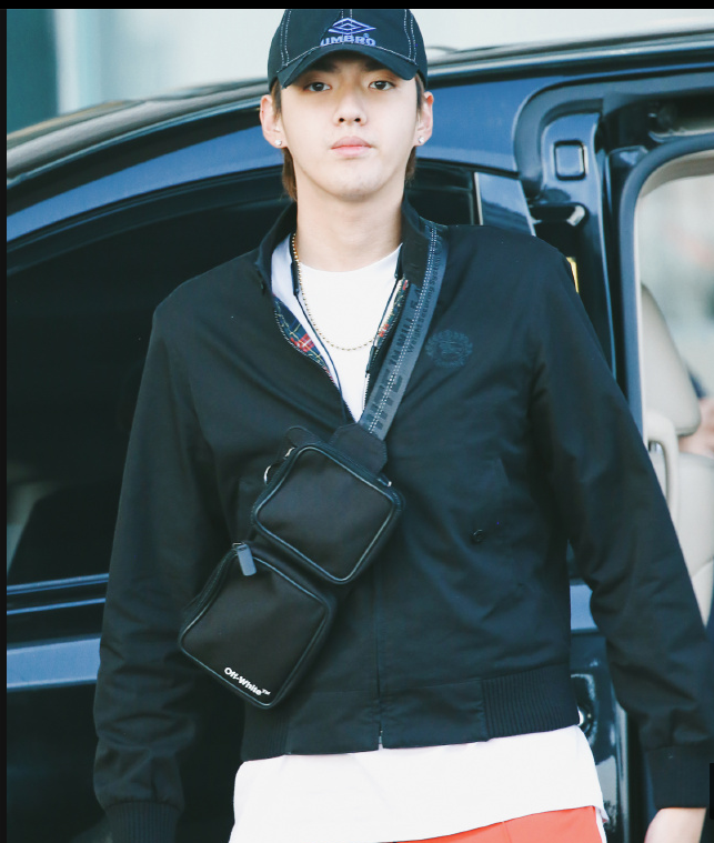 吴亦凡身穿黑色卫衣搭配红色运动裤现身机场面带微笑心情很好