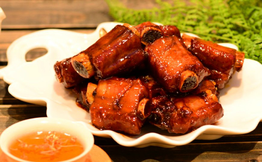 小厨的无锡糖醋排骨私房菜谱酱红色的排骨肉质酥烂骨香浓郁