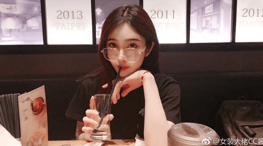 主播女装大佬cc酱不戴口罩,吃拉面吃出御姐样,雌雄不分了!