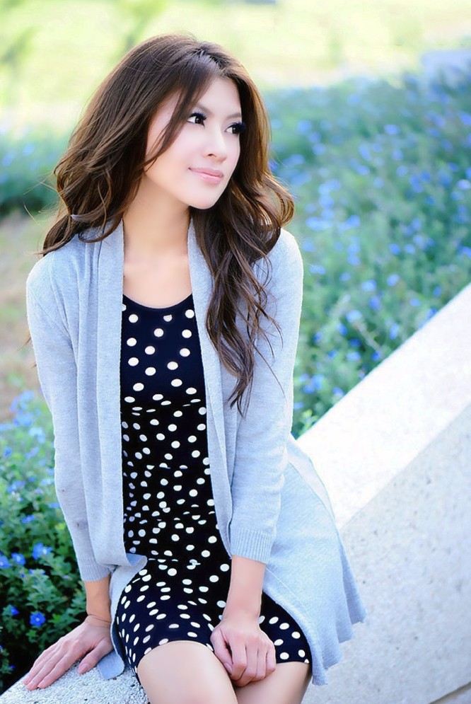 那长发飘逸端庄文雅的成熟美女