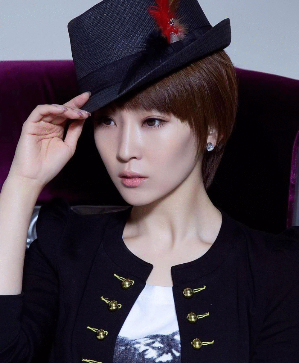 谢楠一个漂亮短发的女艺人