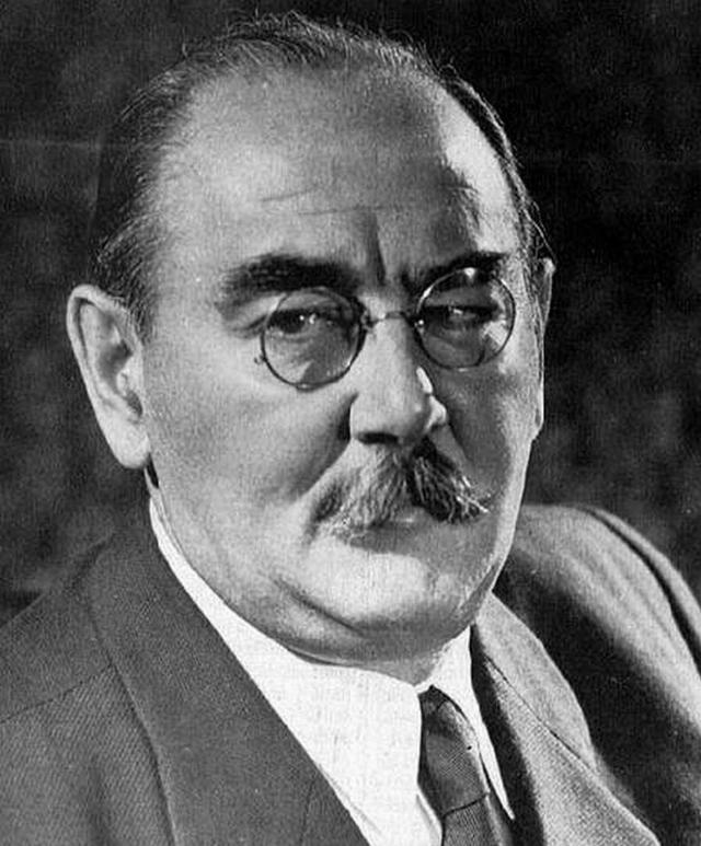 此人57岁成总理,上台后极力维护国家利益,62岁因叛国罪被枪毙