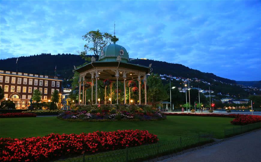 gdp总量超两万亿人民的币,人口却仅500万,这个国家到底多富!