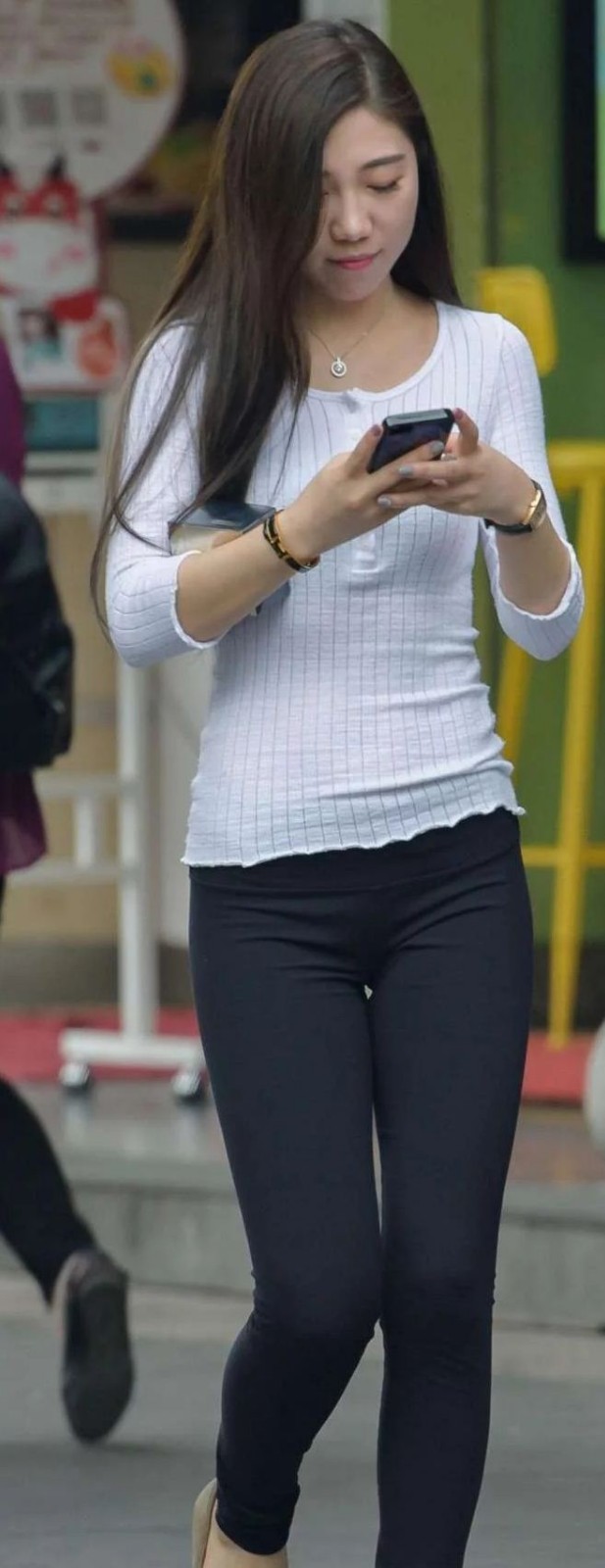 街拍:美女就那么任性,穿紧身裤也薄如蝉翼_新浪看点