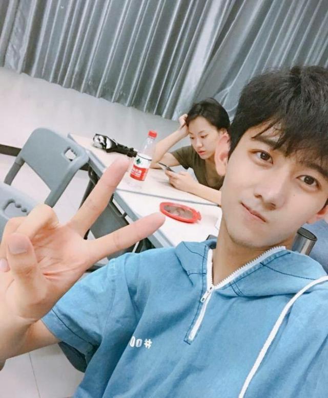 又是别人班上的男同学