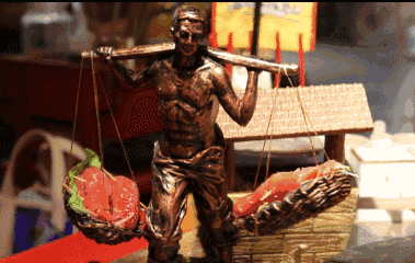 光膀子的纤夫挑来了两担子 牙签牛肉卷