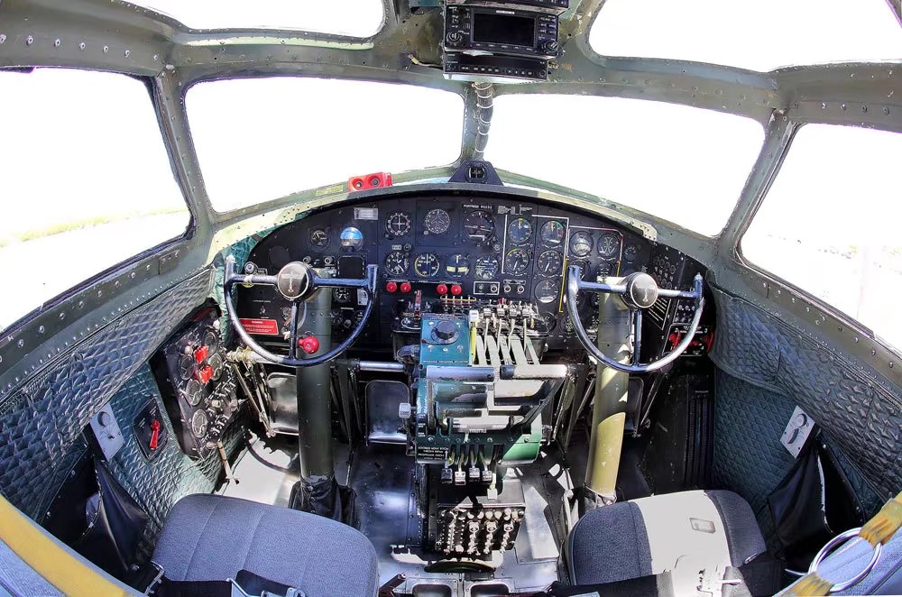 走进b-17g轰炸机内部"感伤之旅"展示隐秘空间|轰炸机|机枪|瞄准镜