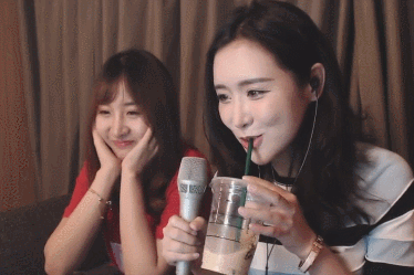 我们都知道,由于直播行业的特殊性,网友们对女主播最看重的除了颜值和