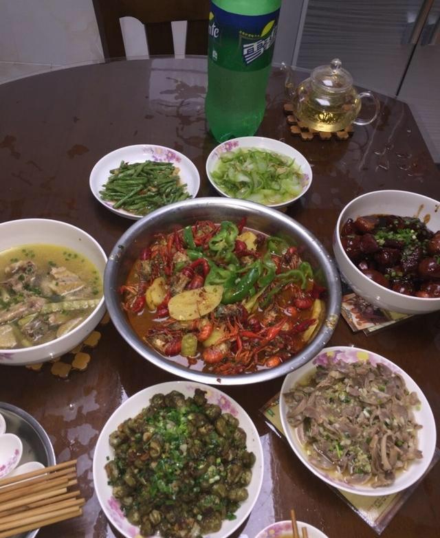 先给你们看看当时的场景,就是这样一桌子丰盛的饭菜,竟然是婆婆自己一