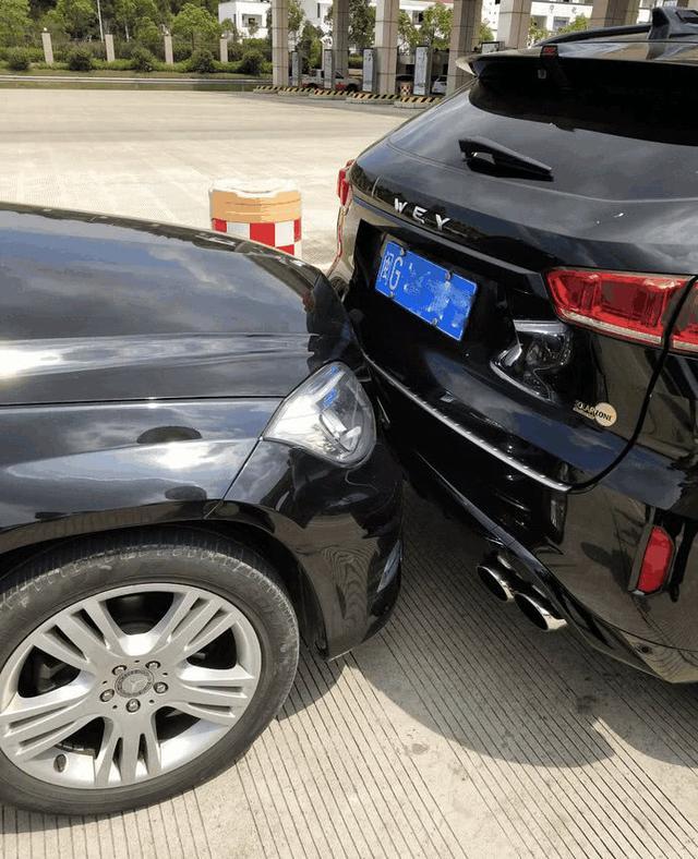 wey vv7倒车追尾奔驰glk,两车差距一个天一个地!