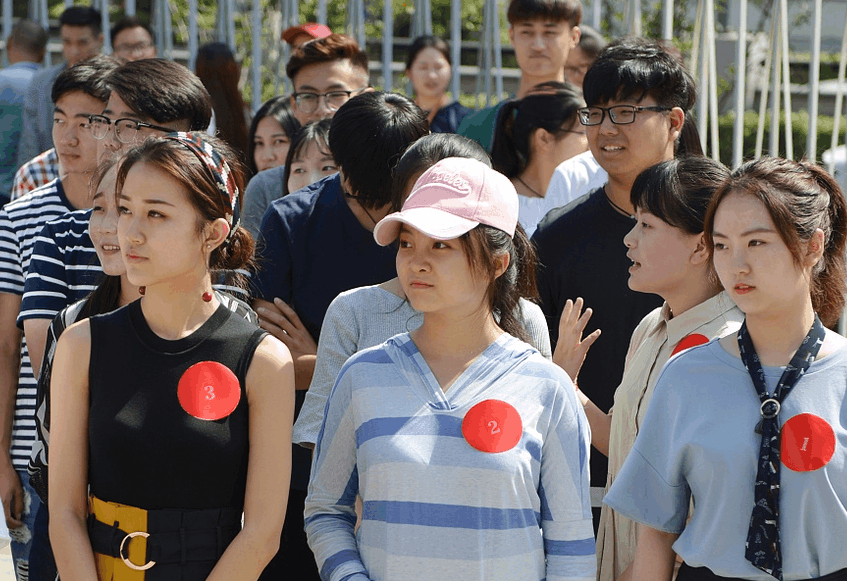 林妙可南艺同学照vs王俊凯北影同学照没有对比就没有伤害