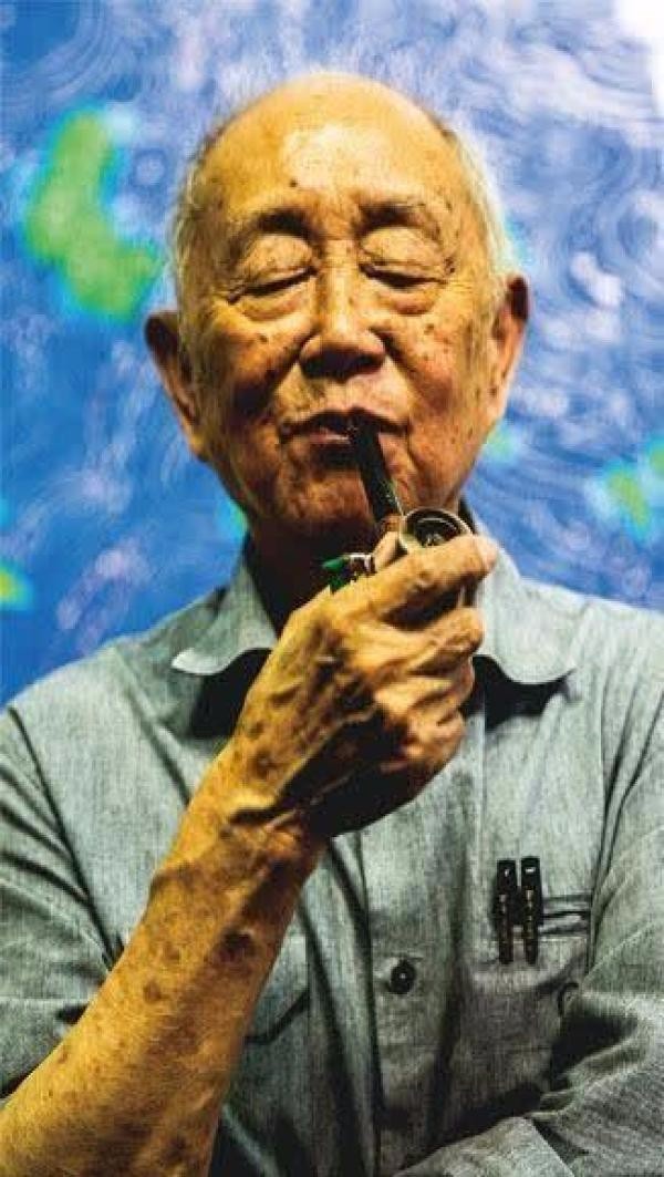 93岁还叼着烟斗开法拉利,一院子豪车,独爱骚红