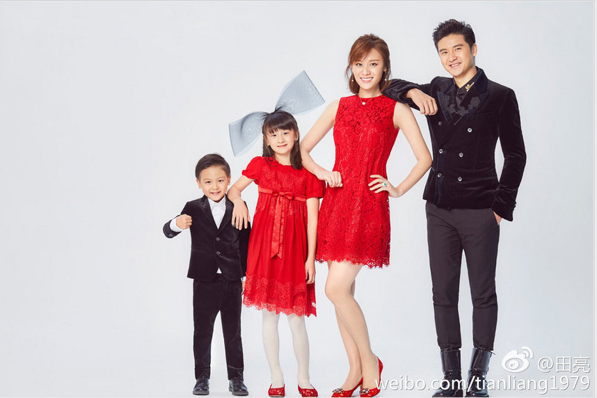 微博九宫图里八张是女儿一张是儿子,心疼小靓仔