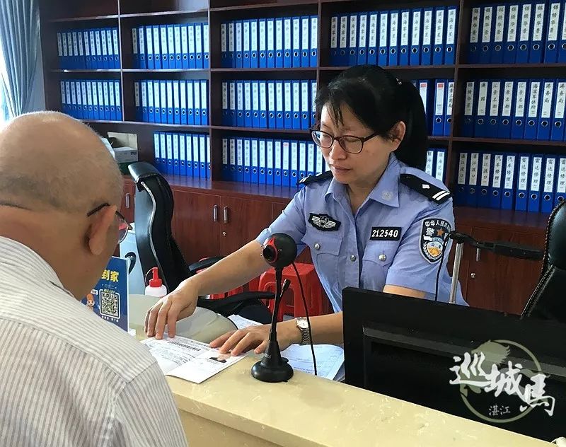 湛江市公安局开发区分局乐华派出所女民警吴婉妍,在普通的户籍岗位上