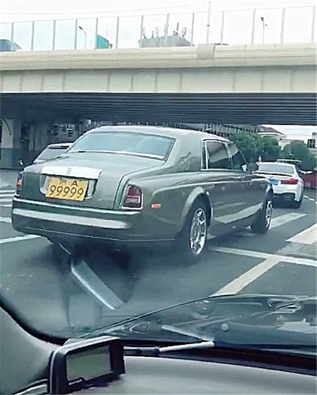 上海偶遇一辆劳斯莱斯,车牌是黄牌,数字比88888还霸气!
