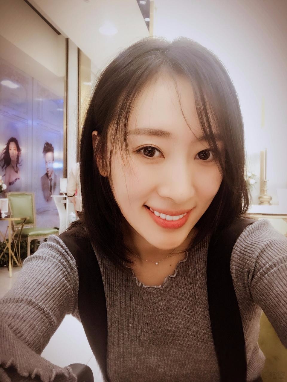 演员潘馨的生活照甜笑迷人吸引到你了吗