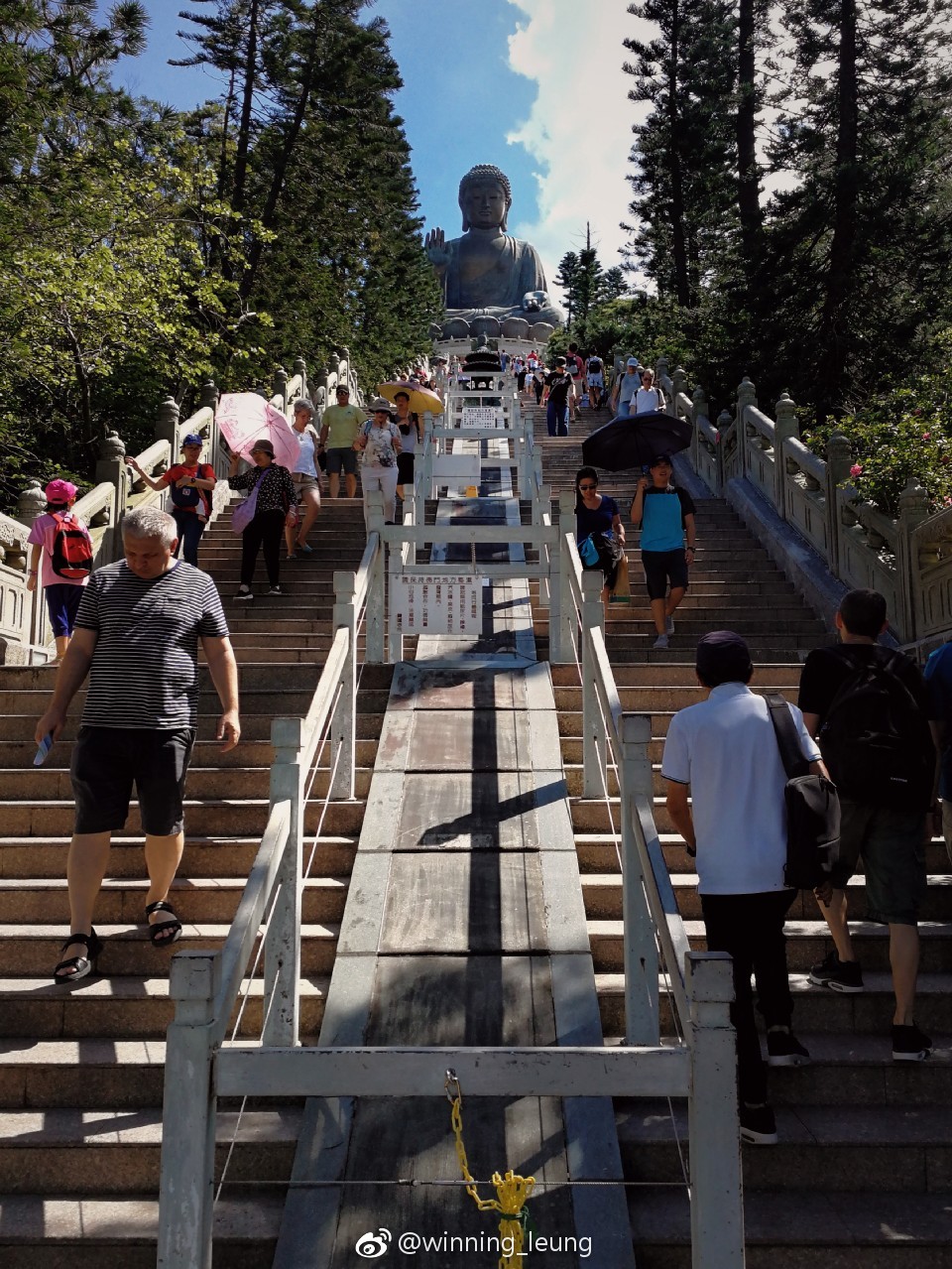 天坛大佛座落在香港大屿山木鱼峰顶,是当今世界上最大露天青铜坐像|天