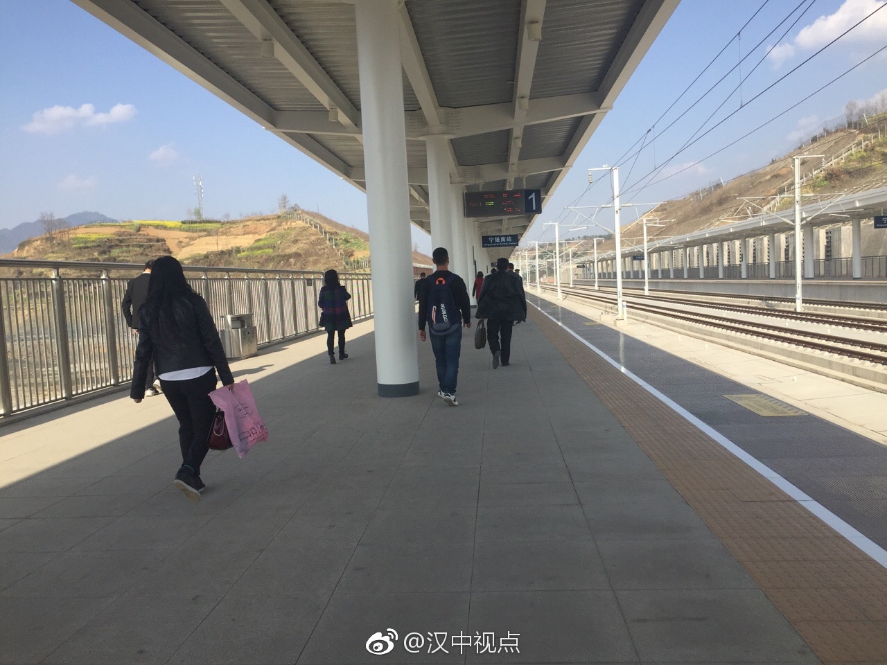 汉中宁强南站广场,汉中最大的高铁站广场