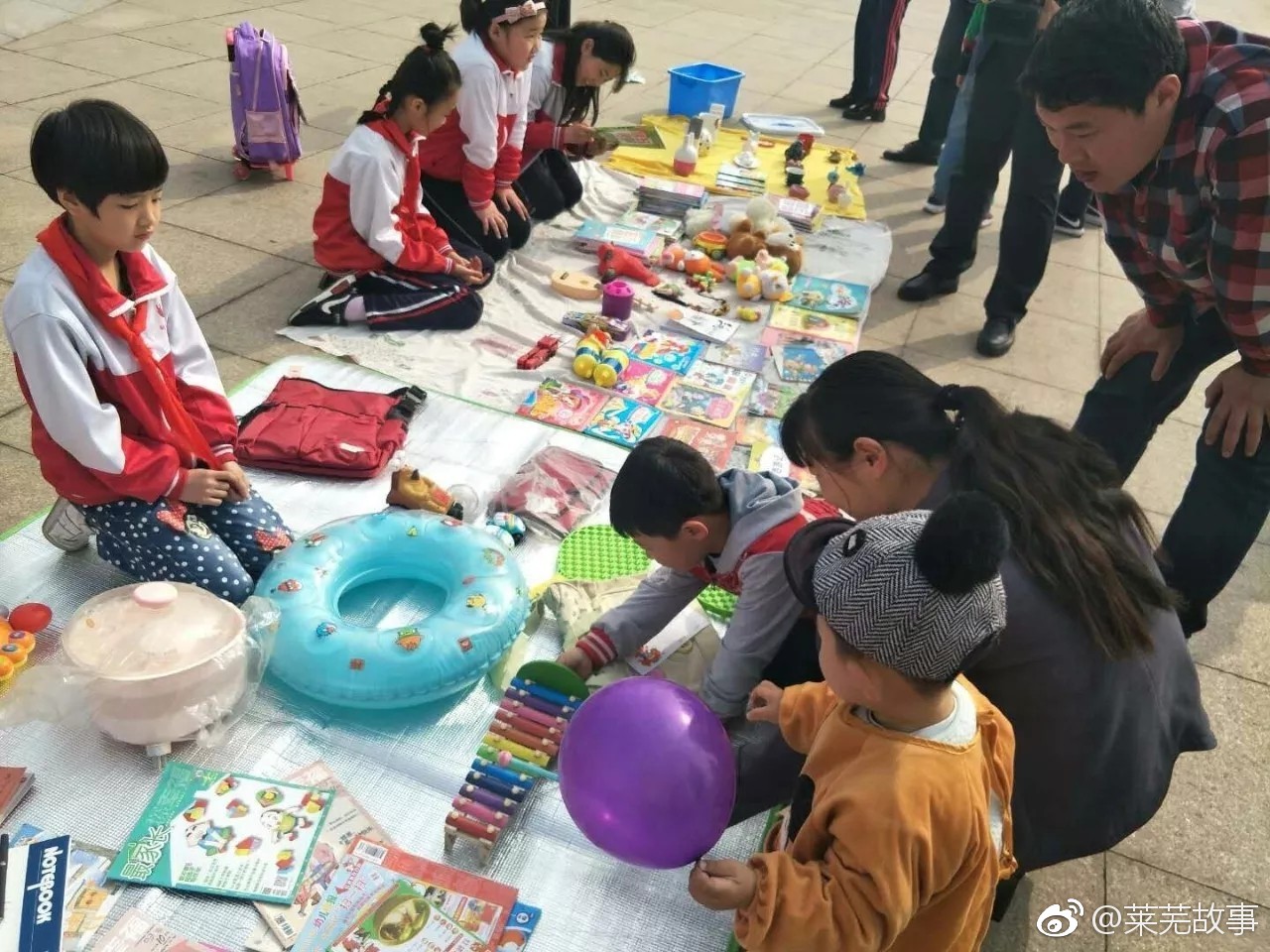 艾山街道中心小学学生自发组织义卖活动献爱心