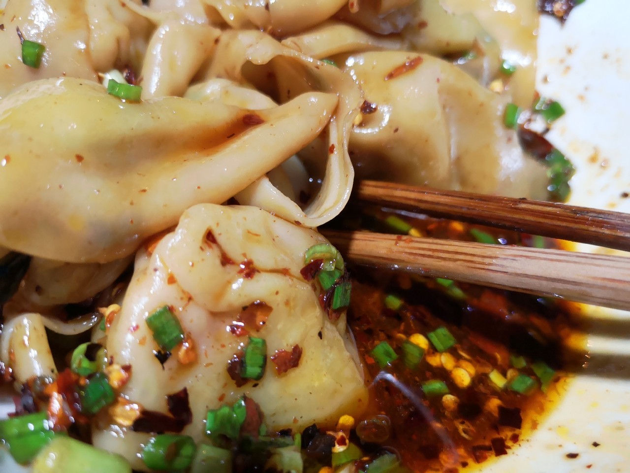 路边夜宵摊之 ——七星关区洪南路燃饺皮