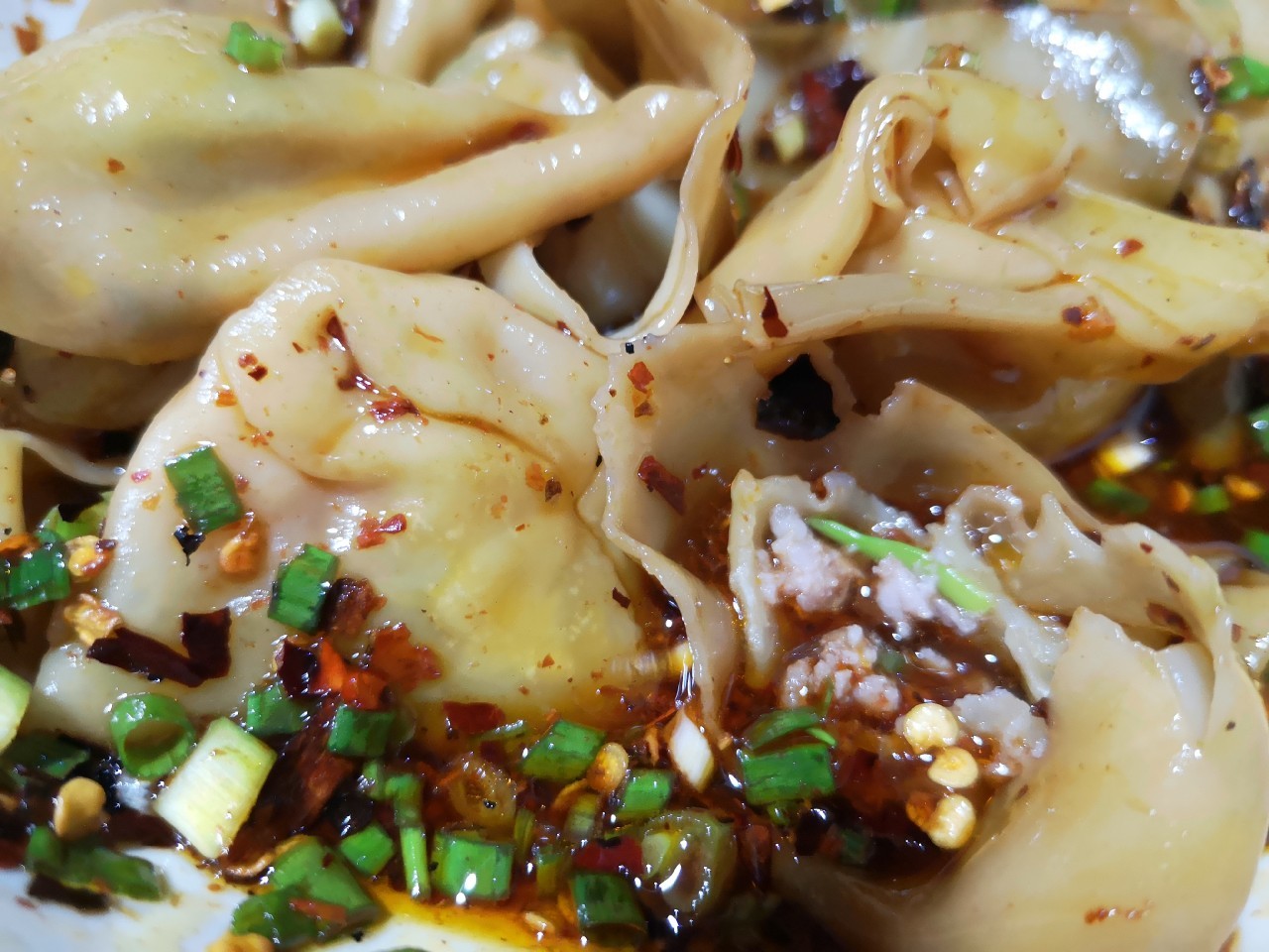 路边夜宵摊之 ——七星关区洪南路燃饺皮