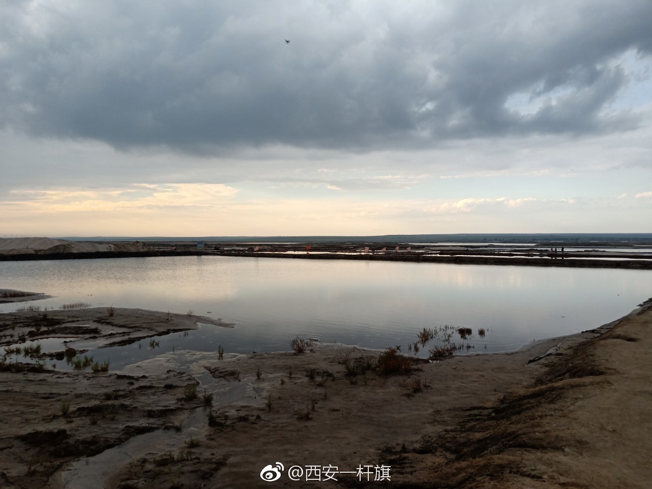 定边盐湖群位于陕西省西北部定边境内，西与宁夏盐池县接壤|盐湖|宁夏|定边_新浪新闻
