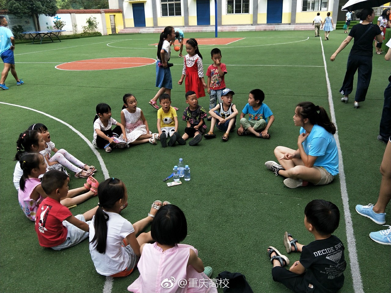2018重庆大学生三下乡照片分享，图2这小哥感觉毫无违和感