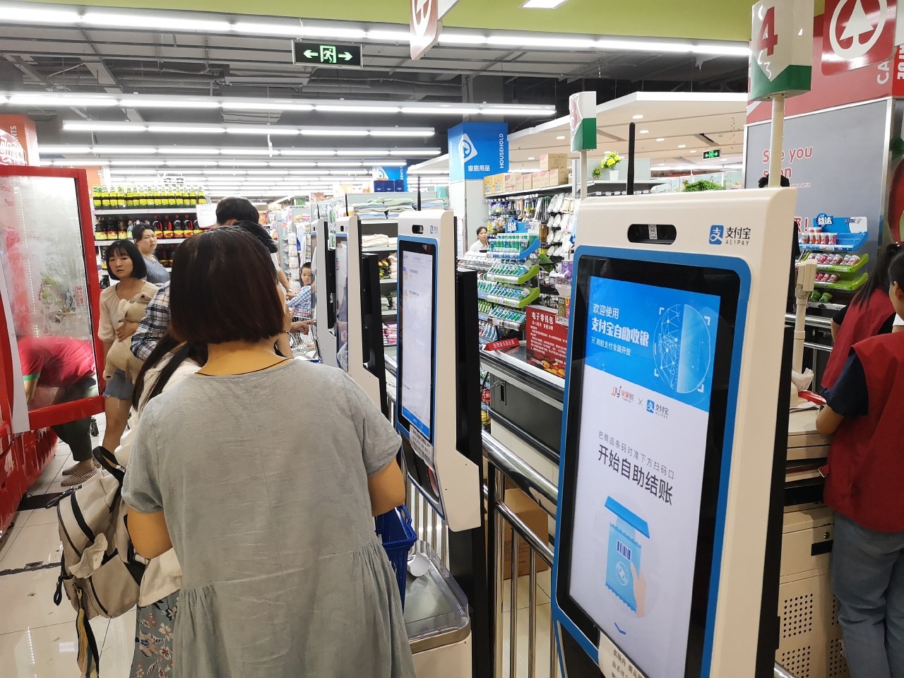济南长清一超市自动结账机,使用支付宝付款,自己扫码显示商品列表