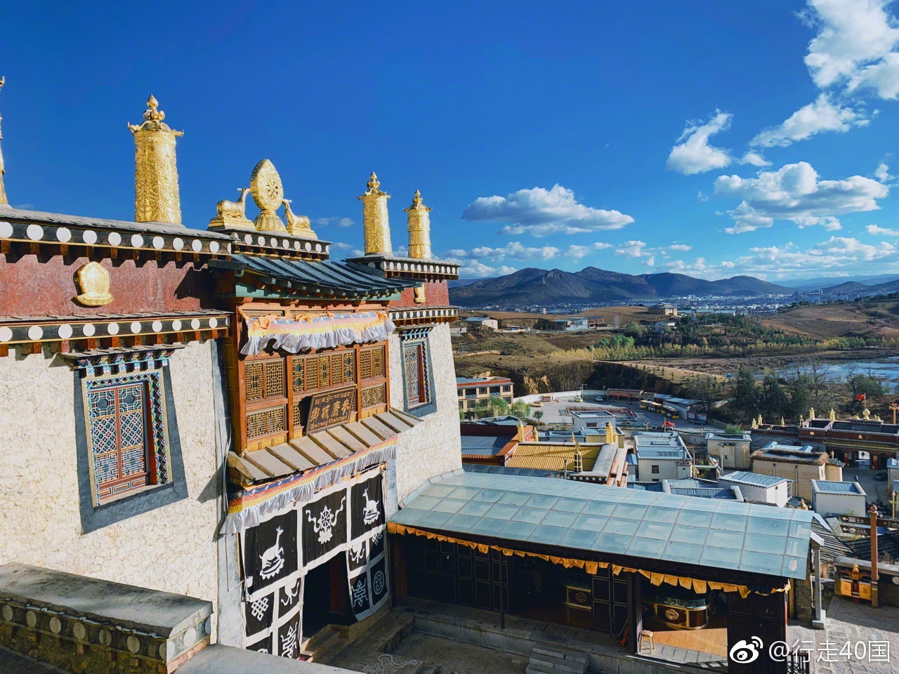 在松赞林寺,乌鸦被称为吉祥鸟|松赞林寺|乌鸦|天葬台|秃鹫|寺庙_新浪新闻