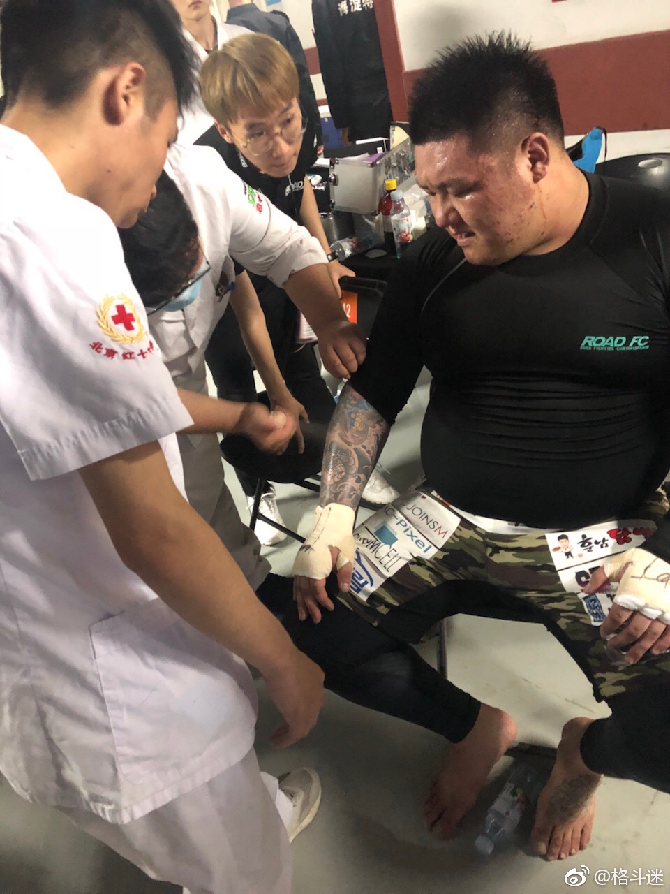 敖日格乐第三回合ko对手,对手金在勋手臂受伤,十分痛苦