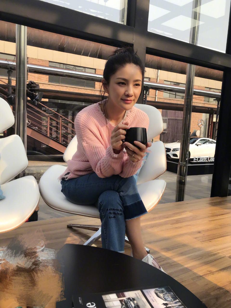 胡可的长相不是那么的惊艳,不过还是很耐看的,越看越美!