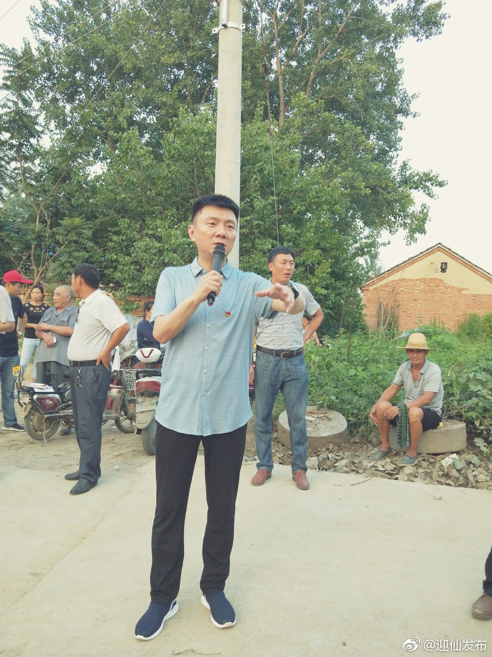 迎仙镇:党员引领,群策群力,共建美丽乡村;干部带头,同心同德