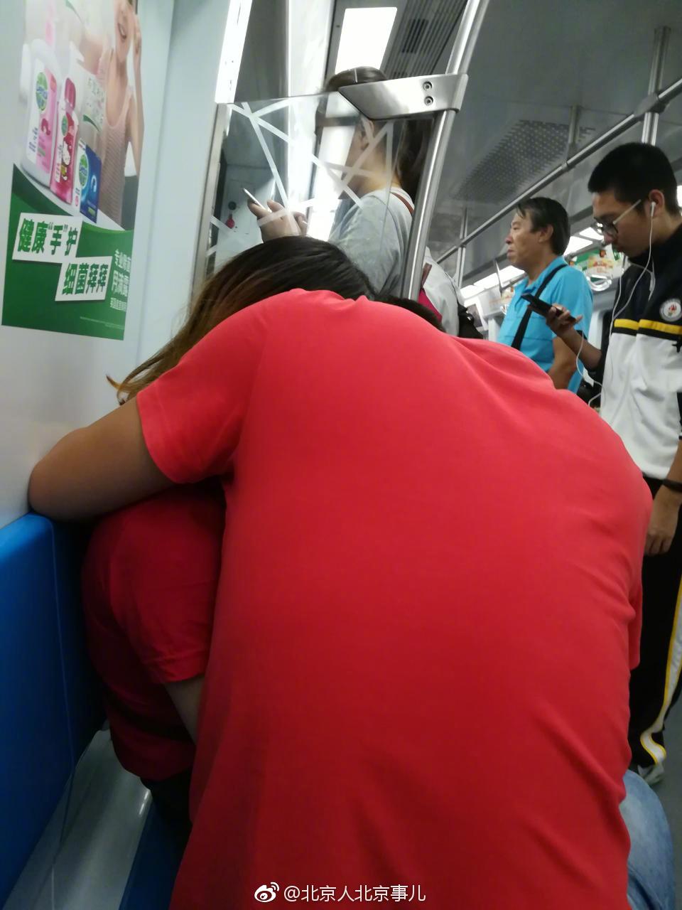 网友爆料:九月五日,七号线,两个人腿夹在一起,当众接吻