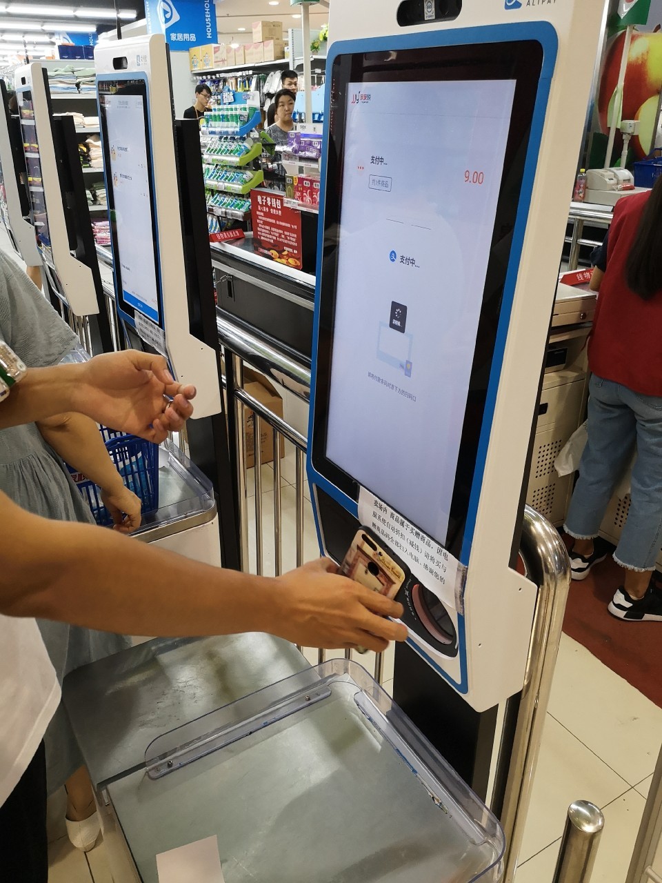 济南长清一超市自动结账机,使用支付宝付款,自己扫码显示商品列表
