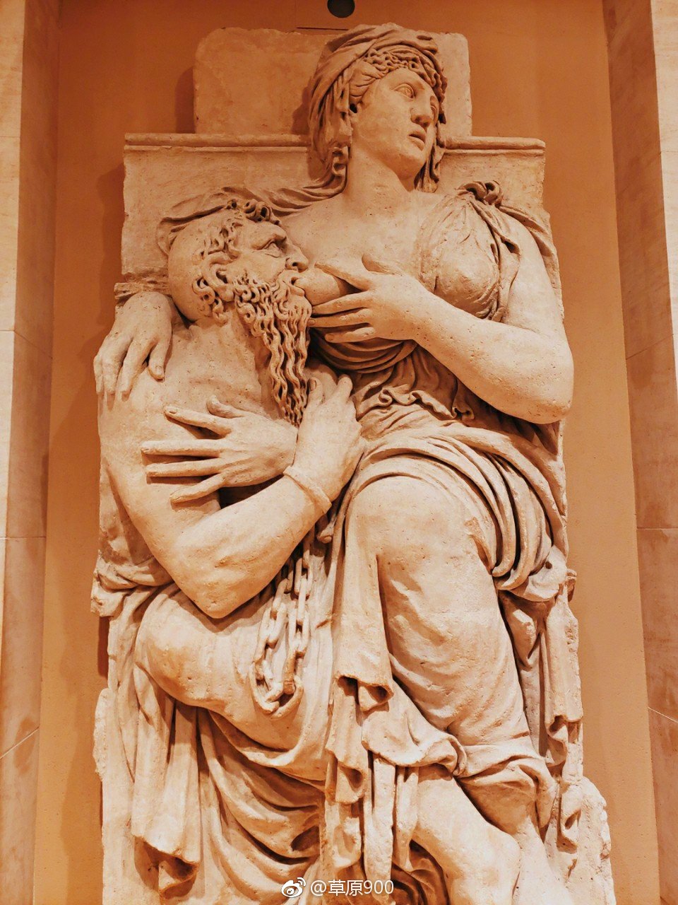 始建于1204年,原是法国王宫,居住过50位法国国王和王后,是法国文艺