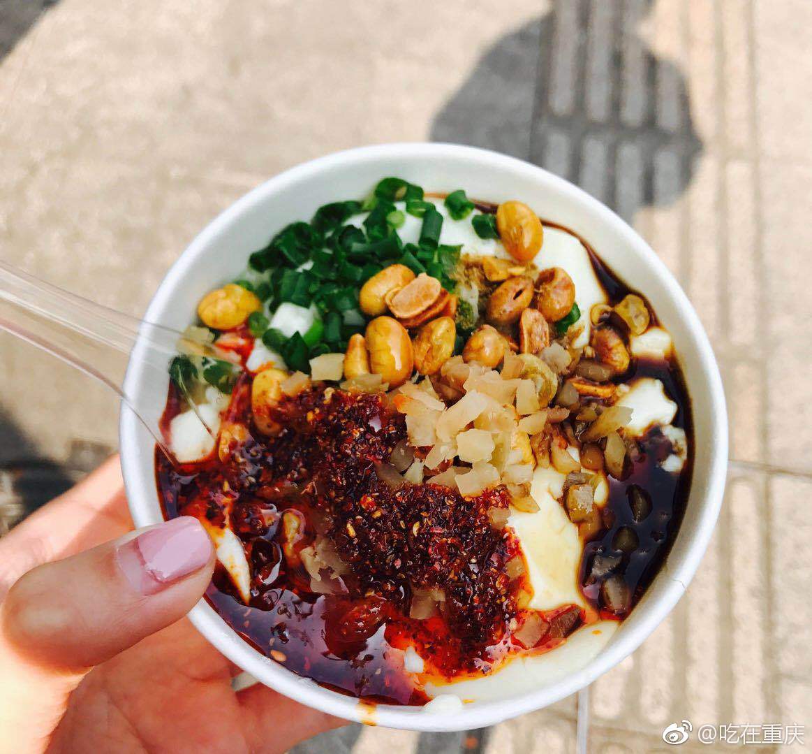 这是一个永恒话题但对于我们重庆人来说都豆腐脑只吃辣的今晚夜宵来