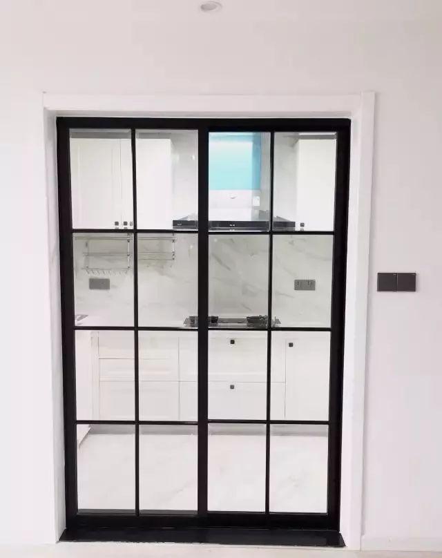 厨房的门什么颜色搭配起来能更有颜值