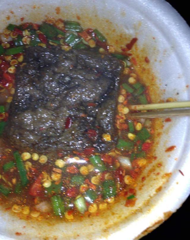 经过暗访,网上查到那些黑作坊原来是这样制作臭豆腐的:一:把大便水