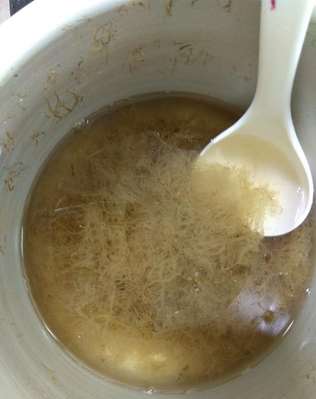 首先,30克海石花粉,第一次加5碗水,半勺白醋,第二次煮2-3碗水就好,无