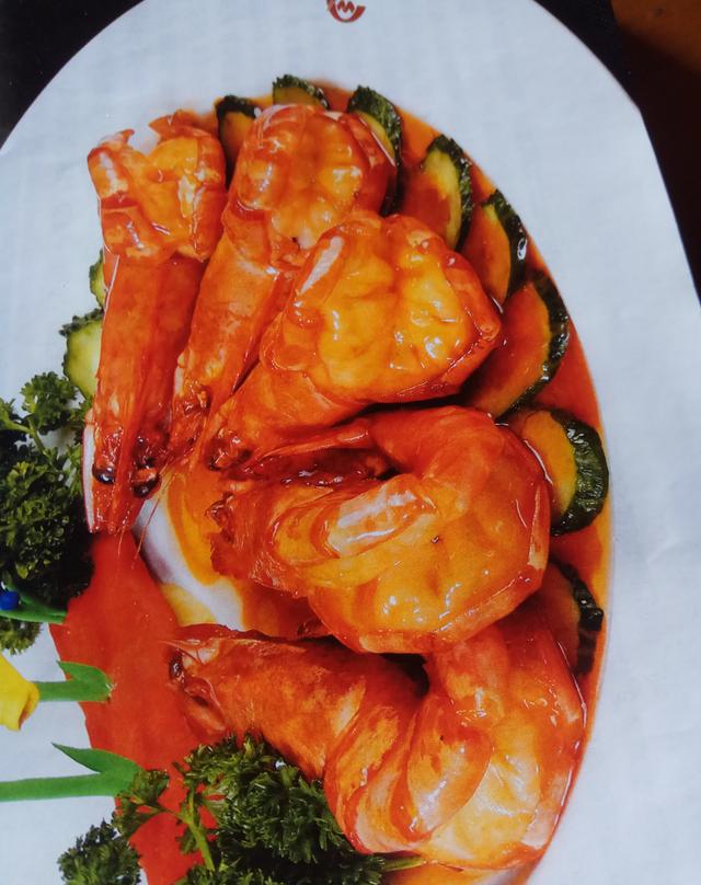 加黄酒,醋,水,白糖,盐,小火加盖烧10分钟,拿出虾摆盘,锅中原汁收稠淋