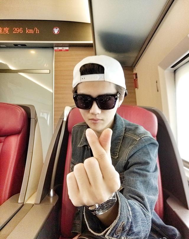 能够驾驭不同发型的才是真帅哥:鹿晗