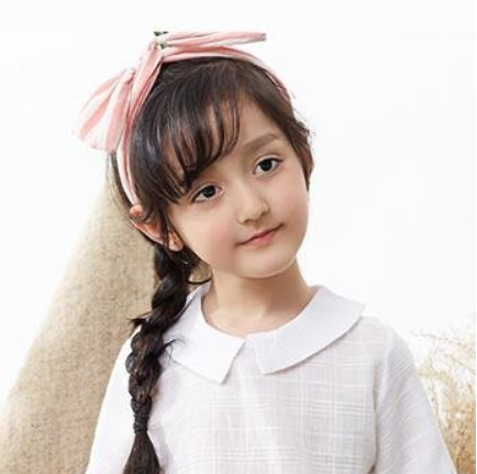小女孩简单好看的发型扎法,搭配发饰打造最美小天使!