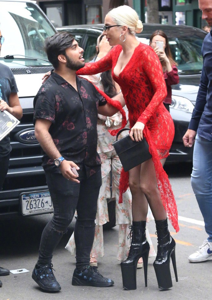 lady gaga蕾丝裙现身,穿上恨天高身高逆袭了,网友:像踩高跷!