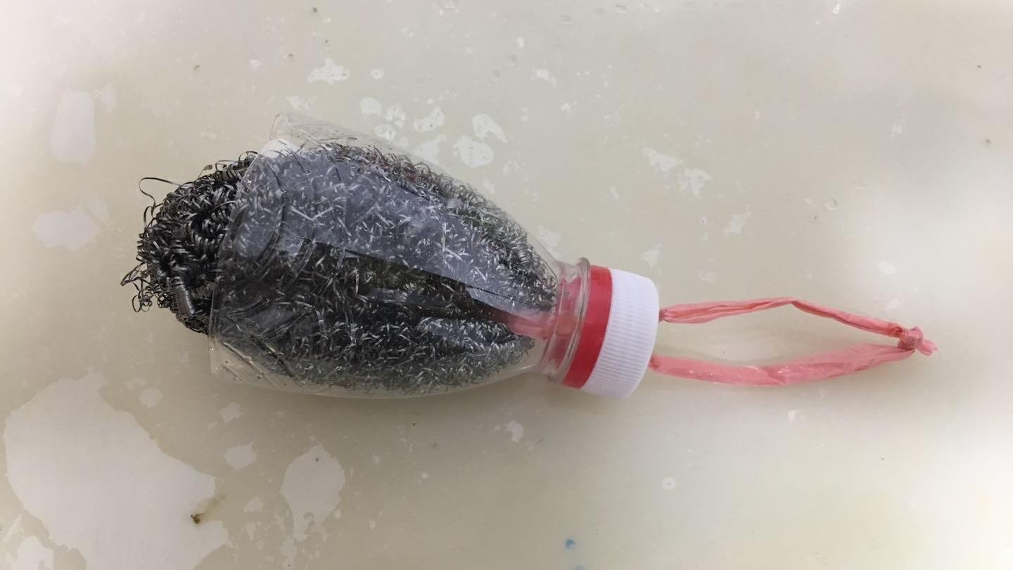 如何用塑料瓶简单自制捕鱼器,丢到水里捞上来