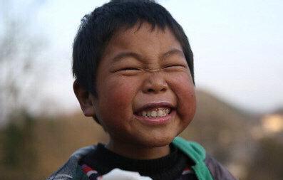 农村留守儿童: 2罐辣椒酱都吃完了 爸爸妈妈怎么还不回来?